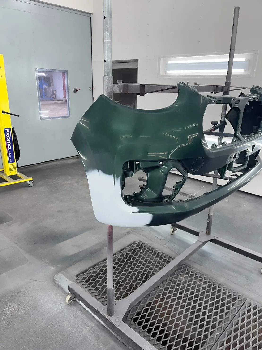 【姶良市 鈑金塗装】保険修理にも対応いたします。